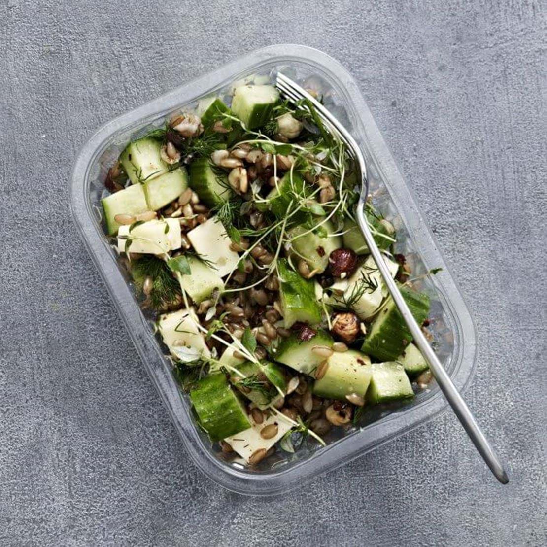 salat_hele_korn_agurk_nødder_friske_urter_lille.jpg